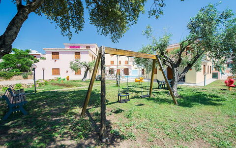Violet Residence In Orosei: Barrio Residencial, Asentamientos Humanos, Césped, Inmuebles, Yarda, Hacienda, Jardín, Sombra, Patio Interior, Paisajismo