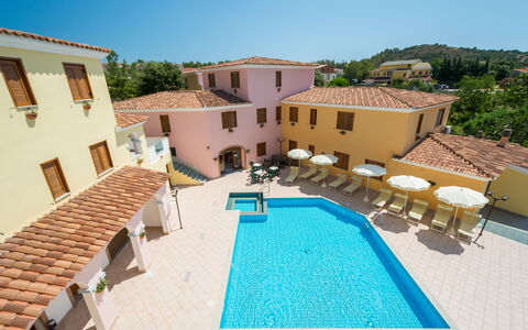 Violet Residence In Orosei: Piscina, Recurso, Asentamientos Humanos, Mueble Para Exteriores, Hotel, Inmuebles, Villa, Hacienda, Ciudad De Vacaciones, Thermae