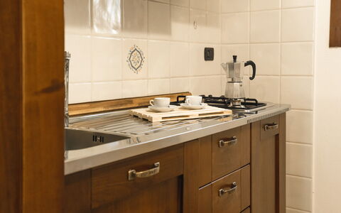 Violet Residence In Orosei: Cocina, Mostrador, Aparato De Cocina, Gabinetes, Madera, Piso, Electrodoméstico, Diseño De Interiores, Estufa, Estufa De Cocina