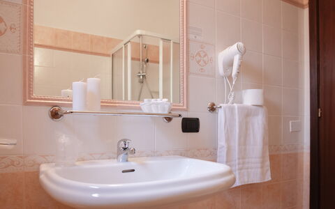 Violet Residence In Orosei: Pared, Diseño De Interiores, Lavabo Del Baño, Arreglo De Tubería, Piso, Baño, Mueble, Suelo, Espejo, Lavabo