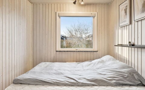 Nantje - 300M from the Sea: Habitación, Madera, Cama, Sábana, Suelo, Diseño De Interiores, Piso, Techo, Lecho, Linos