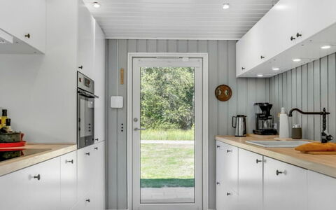 Quiana - 2Km from the Sea: Piso, Madera, Cocina, Diseño De Interiores, Aparato De Cocina, Techo, Suelo, Mostrador, Gabinetes, Electrodoméstico
