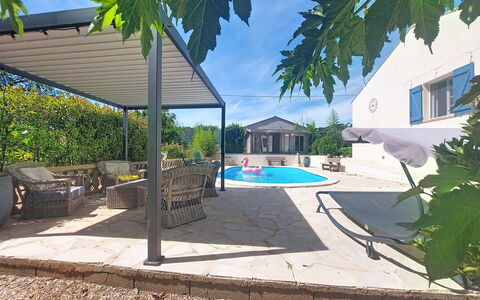 Villa Esterel: Mueble, Mueble Para Exteriores, Sombra, Silla, Material Compuesto, Piscina, Estructura Al Aire Libre, Patio, Losa, Pérgola