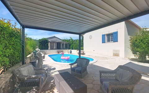 Villa Esterel: Piscina, Mueble Para Exteriores, Sombra, Mueble, Material Compuesto, Ocio, Estructura Al Aire Libre, Silla, Recurso, Patio