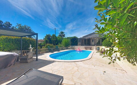 Villa Esterel: Piscina, Recurso, Sombra, Ocio, Mueble Para Exteriores, Losa, Eco Hotel, Paisajismo, Silla, Hacienda