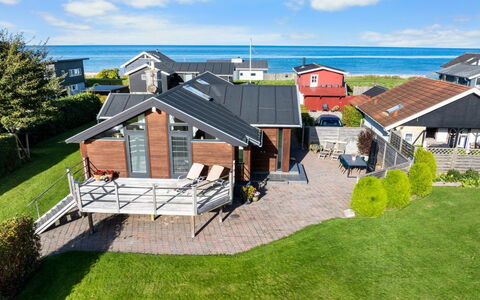Berner - 40M from the Sea: Casa, Techo, Casa, Cabaña, Arbusto, Cobertura Del Suelo, Inmuebles, Casa De Campo, Vía Muerta, Edificios Del Jardín