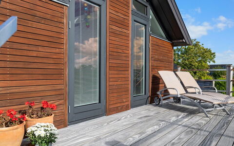 Berner - 40M from the Sea: Casa, Techo, Casa, Cabaña, Arbusto, Cobertura Del Suelo, Inmuebles, Casa De Campo, Vía Muerta, Edificios Del Jardín