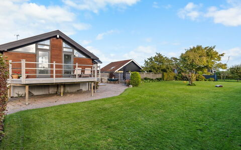 Berner - 40M from the Sea: Casa, Techo, Casa, Cabaña, Arbusto, Cobertura Del Suelo, Inmuebles, Casa De Campo, Vía Muerta, Edificios Del Jardín