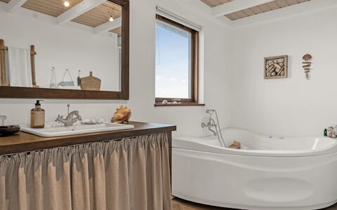Bjerund - 300M from the Sea: Diseño De Interiores, Arreglo De Tubería, Piso, Bañera, Baño, Suelo, Madera, Grifo, Techo, Mueble
