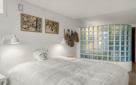 Bjerund - 300M from the Sea: Diseño De Interiores, Pared, Piso, Habitación, Suelo, Techo, Cama, Mueble, Encendiendo, Habitación