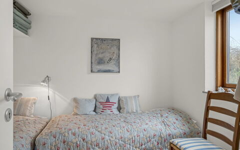 Bjerund - 300M from the Sea: Cama, Mueble, Lecho, Habitación, Diseño De Interiores, Pared, Sábana, Madera, Linos, Habitación