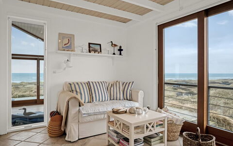 Bjerund - 300M from the Sea: Mueble, Madera, Diseño De Interiores, Suelo, Piso, Mesa, Habitación, Casa, Mar, Sala