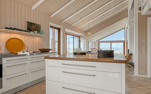Bjerund - 300M from the Sea: Piso, Madera, Diseño De Interiores, Suelo, Techo, Suelos De Madera, Mostrador, Cocina, Gabinetes, Mueble