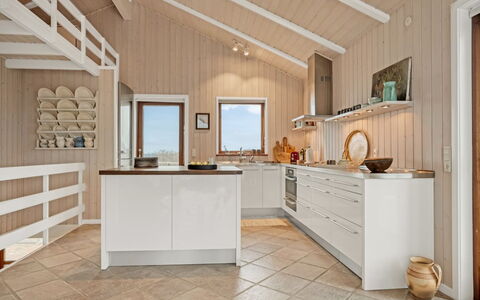 Bjerund - 300M from the Sea: Piso, Diseño De Interiores, Suelo, Madera, Cocina, Suelos De Madera, Techo, Mostrador, Gabinetes, Mueble