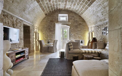 Masseria Capasa: Mueble, Pared, Diseño De Interiores, Piso, Sofá, Techo, Suelo, Sala, Encendiendo, Silla