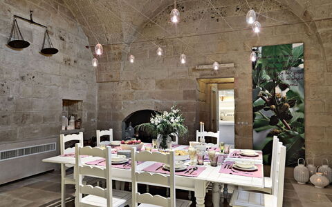 Masseria Capasa: Mueble, Diseño De Interiores, Piso, Silla, Mesa, Techo, Cocina Y Comedor Mesa, Suelo, Encendiendo, Comedor