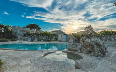 Masseria Capasa: Losa, Fuente De Agua, Loseta, Paisajismo, Piscina, Fuente