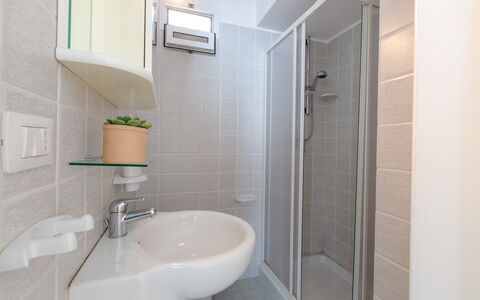 Vista Mare Da Rossella: Diseño De Interiores, Piso, Suelo, Habitación, Techo, Arreglo De Tubería, Lavabo, Grifo, Departamento, Plomería