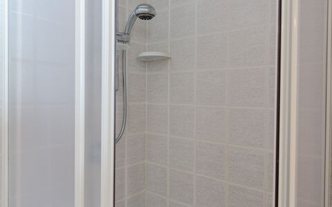 Vista Mare Da Rossella: Pared, Arreglo De Tubería, Baño, Piso, Suelo, Ducha, Plomería, Diseño De Interiores, Alcachofa De La Ducha, Puerta De La Ducha