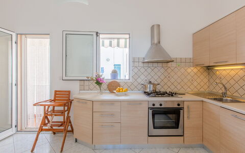 Vista Mare Da Rossella: Cocina, Mostrador, Aparato De Cocina, Diseño De Interiores, Piso, Mueble, Electrodoméstico, Madera, Suelo, Gabinetes
