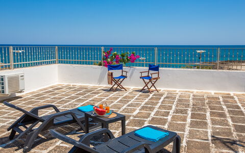 Vista Mare Da Rossella: Azul, Mueble, Suelo, Piso, Silla, Mesa, Mar, Oceano, Mueble Para Exteriores, Recurso