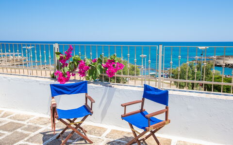 Vista Mare Da Rossella: Azul, Mueble, Mar, Silla, Oceano, Costeras Y Los Accidentes Geográficos Oceánico, Mueble Para Exteriores, Costa, Balcón, Playa