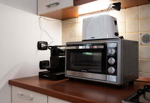 La Vista Mare Da Viola: Aparato De Cocina, Electrodoméstico, Dispositivo Electronico, Electrodoméstico, Pequeños Electrodomésticos, Mostrador, Cocina, Horno Microondas