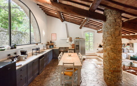 Villa Poggio La Croce: Mueble, Diseño De Interiores, Piso, Pared, Madera, Techo, Suelo, Cocina, Casa, Mostrador