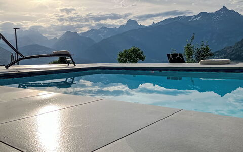 Collombey-Muraz 100: Piscina, Material Compuesto, Cordillera, Cresta, Mueble Para Exteriores, Alpes, Sombra, Sunlounger, Recurso, Eco Hotel