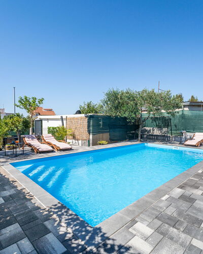 Marijana: Azul, Piscina, Mueble Para Exteriores, Material Compuesto, Recurso, Ocio, Losa, Sombra, Fuente De Agua, Loseta