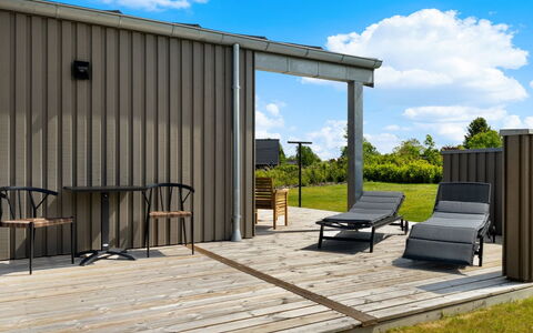 Tydkil - 250M from the Sea: Madera, El Terreno Del Lote, Material Compuesto, Cubierta, Mueble Para Exteriores, Porche, Sombra, Edificios Del Jardín, Manchas De Madera, Patio Interior