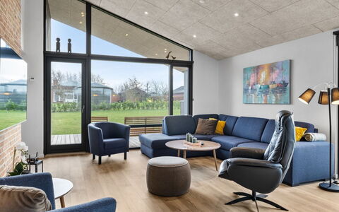 Tydkil - 250M from the Sea: Mueble, Diseño De Interiores, Sofá, Sala, Madera, Piso, Suelo, Departamento, Techo, Casa