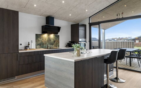 Tydkil - 250M from the Sea: Cocina, Madera, Diseño De Interiores, Techo, Mostrador, Piso, Aparato De Cocina, Mueble, Gabinetes, Electrodoméstico