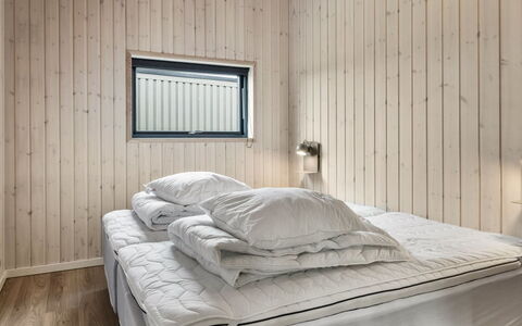 Tydkil - 250M from the Sea: Habitación, Madera, Cama, Sábana, Techo, Diseño De Interiores, Suelo, Piso, Lecho, Mueble