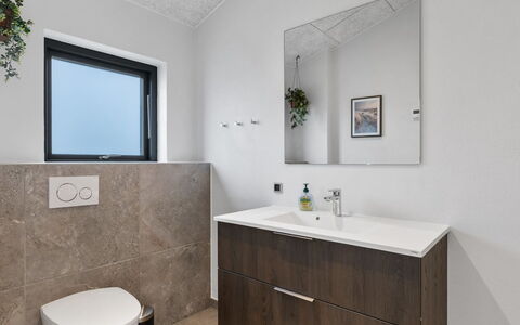 Tydkil - 250M from the Sea: Pared, Piso, Suelo, Mueble De Baño, Arreglo De Tubería, Lavabo Del Baño, Diseño De Interiores, Lavabo, Baño, Grifo