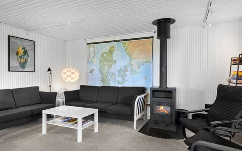 Kajsa - 250M from the Sea: Madera, Piso, Suelo, Diseño De Interiores, Mueble, Techo, Sala, Habitación, Manchas De Madera, Madera Dura