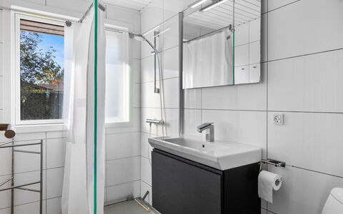 Kajsa - 250M from the Sea: Arreglo De Tubería, Baño, Diseño De Interiores, Piso, Lavabo, Lavabo Del Baño, Suelo, Grifo, Plomería, Techo