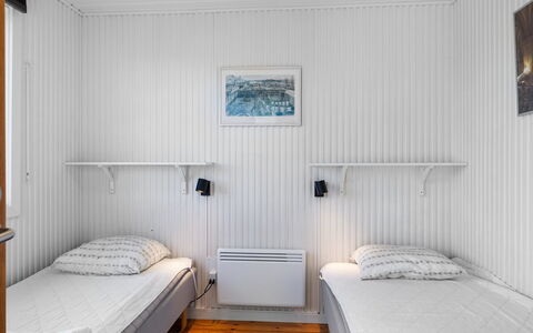 Kajsa - 250M from the Sea: Suelo, Madera, Piso, Diseño De Interiores, Habitación, Cama, Techo, Mueble, Habitación, Sábana