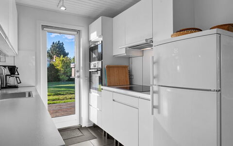 Kajsa - 250M from the Sea: Aparato De Cocina, Cocina, Mostrador, Electrodoméstico, Piso, Madera, Gabinetes, Diseño De Interiores, Suelo, Electrodoméstico