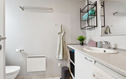 Tomine - from the Sea: Diseño De Interiores, Piso, Pared, Arreglo De Tubería, Suelo, Lavabo, Mueble De Baño, Mueble, Grifo, Baño