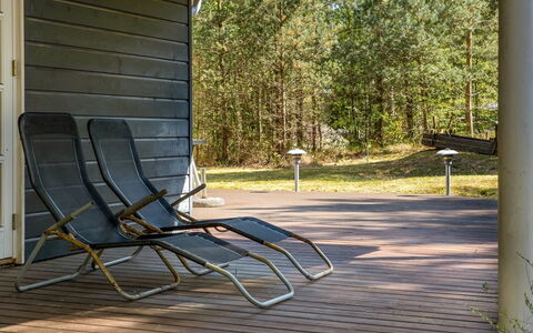 Eikka - 1Km from the Sea: Piscina, Mueble Para Exteriores, Mueble, Recurso, Losa, Eco Hotel, Sombra, Silla, Ocio, Inmuebles