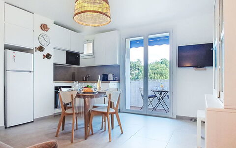 Les Amandiers: Puerta, Balcón, Silla, Mueble Para Exteriores, Yarda, Entrada De Coches, Planta De Casa, Patio, Pasarela, Maceta