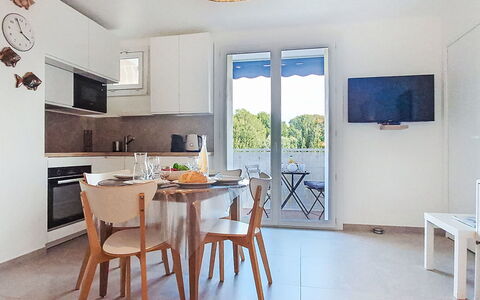 Les Amandiers: Puerta, Balcón, Silla, Mueble Para Exteriores, Yarda, Entrada De Coches, Planta De Casa, Patio, Pasarela, Maceta