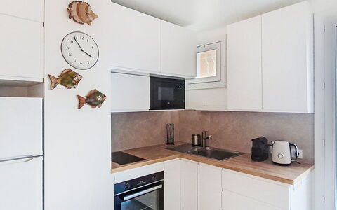 Les Amandiers: Puerta, Balcón, Silla, Mueble Para Exteriores, Yarda, Entrada De Coches, Planta De Casa, Patio, Pasarela, Maceta