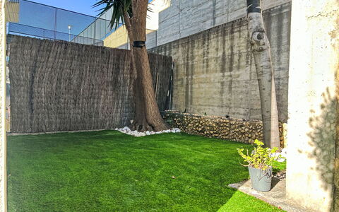 Les Aigües: Césped, Jardín, Césped Artificial, Patio Interior, Yarda, Paisajismo, Sombra, Patio