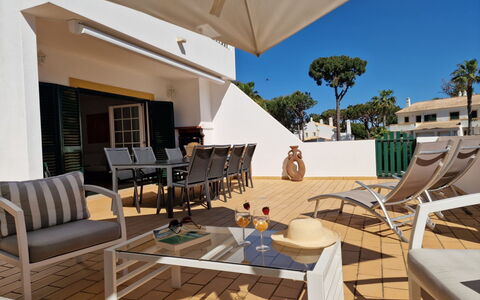 V3 Falésia - Vip Properties: Mueble, Silla, Mueble Para Exteriores, Sombra, Departamento, Balcón, Recurso, Eco Hotel, Cocina Y Comedor Mesa, Mesa Al Aire Libre