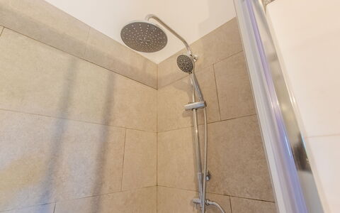 Villa Asami: Pared, Piso, Alcachofa De La Ducha, Arreglo De Tubería, Suelo, Baño, Ducha, Barra De La Ducha, Material Compuesto, Plomería