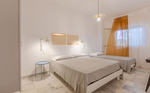 Villa Asami: Piso, Suelo, Diseño De Interiores, Techo, Mueble, Habitación, Departamento, Suelos De Madera, Habitación, Cama
