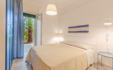 Villa Asami: Diseño De Interiores, Suelo, Piso, Techo, Habitación, Departamento, Habitación, Cama, Tratamiento De La Ventana, Lecho