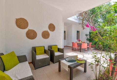 Villa Coralia: Mueble, Piso, Diseño De Interiores, Suelo, Silla, Techo, Habitación, Sala, Planta De Casa, Cocina Y Comedor Mesa